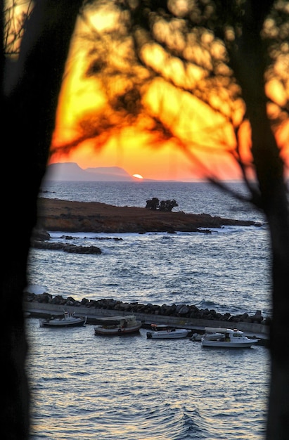 Schöner bunter orangefarbener Himmel über dem Meer im Dorf Panormos auf der Insel Kreta in Griechenland