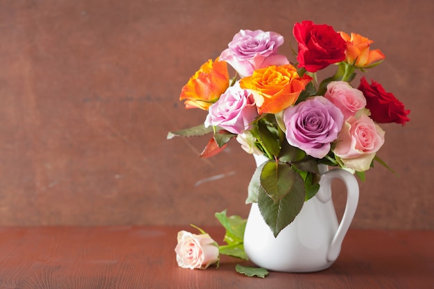 Schöner bunter Rosenblumenstrauß in der Vase