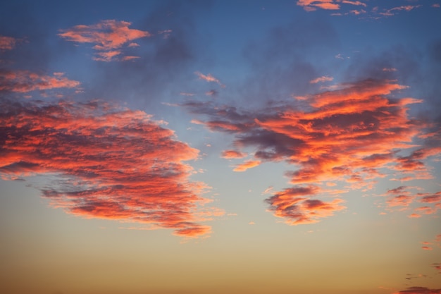 Schöner bunter Sonnenunterganghimmel. Abstrakter Himmelshintergrund