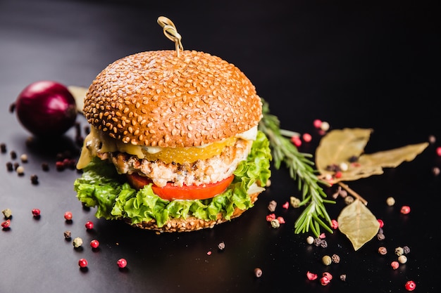 Schöner Burger auf dunkler Oberfläche