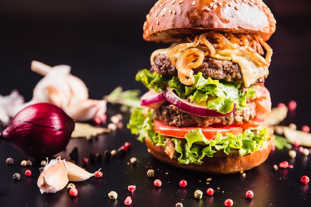 Schöner Burger auf dunkler Oberfläche