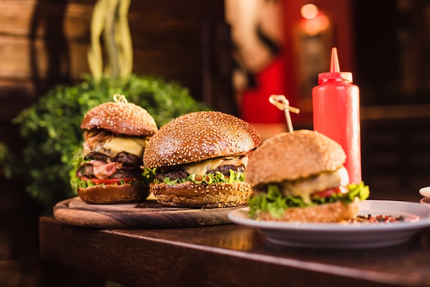 Schöner Burger auf dunkler Oberfläche