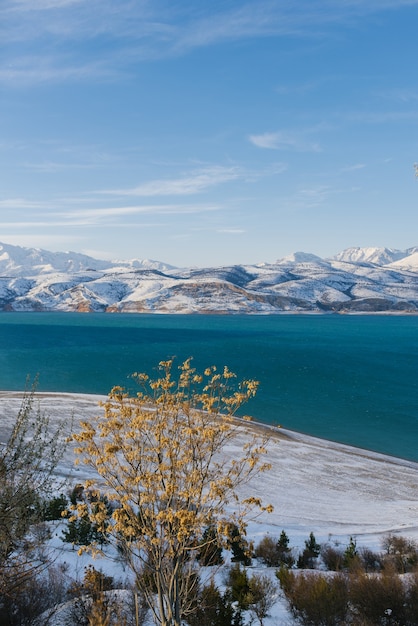 Schöner Charvak am Winterschneetag in Usbekistan