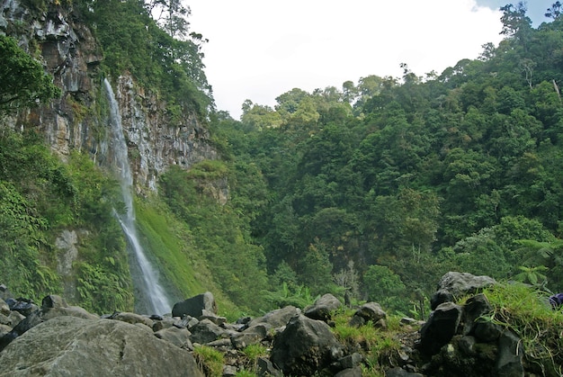 Schöner Cibeureum-Wasserfall, West-Java, Indonesien