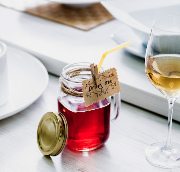 Schöner Cocktail in einem Glas. Heller Hintergrund.