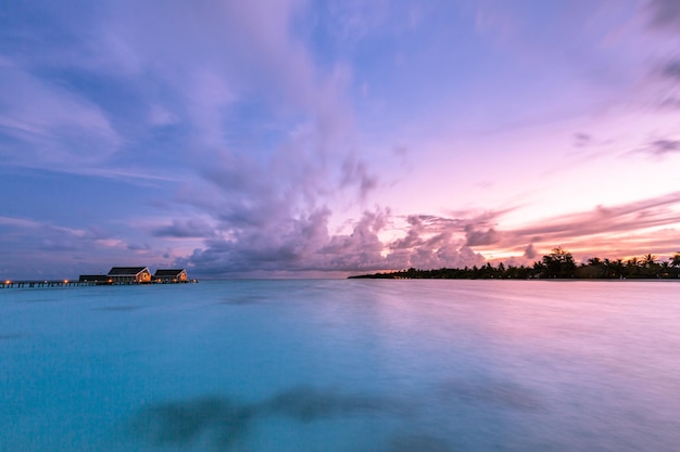 Schöner Dämmerungshimmel und bunte Wolken. Schöner Strandhintergrund, Urlaubslandschaft