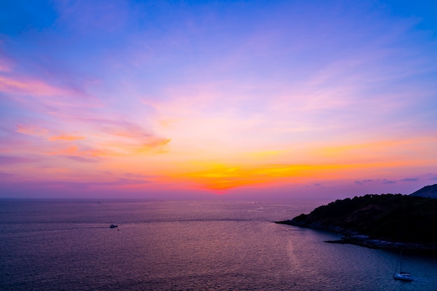 schöner Dämmerungssonnenunterganghimmel mit Meer und Ozean