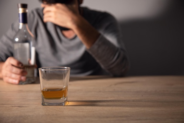 Schöner depressiver Mann, der Whiskey trinkt