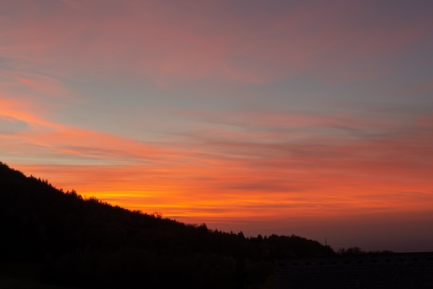 Schöner drastischer Sonnenuntergang im deutschen Schwarzwald