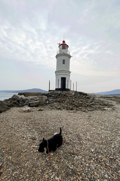 schöner einsamer Leuchtturm mit Bergen im Hintergrund