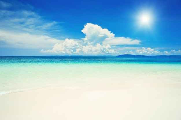 Schöner einsamer Strand in der Provinz Krabi, Thailand