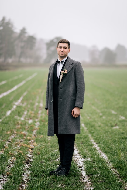 Schöner eleganter Bräutigam im Freien am Hochzeitstag