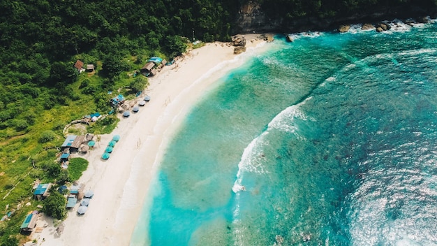 Schöner exotischer Strandblick von oben Atuh Beach Bali Indonesien