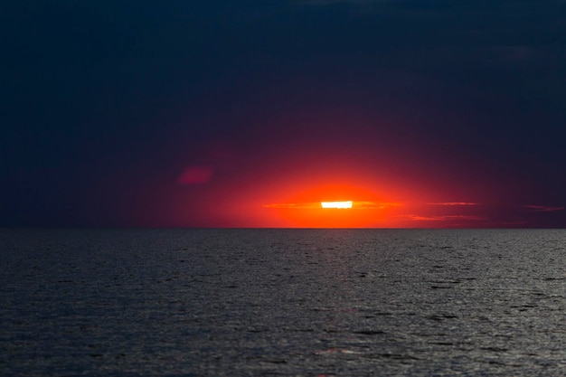 Schöner farbenfroher Sonnenuntergang über dem Schwarzen Meer mit großen dunklen Wellen Kinburn Foreland Shore Ukraine