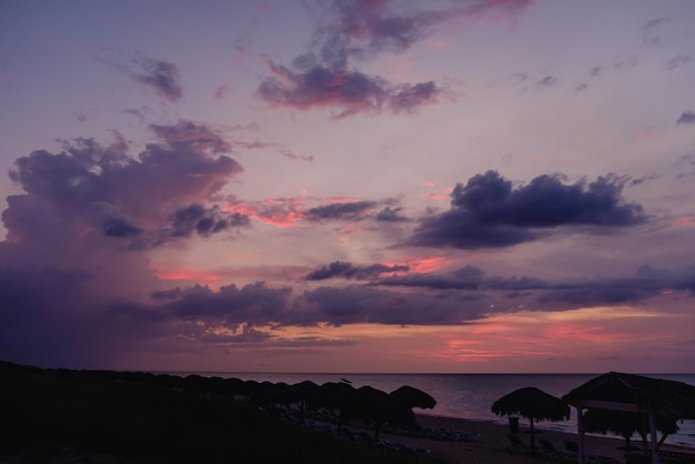 Schöner farbiger bewölkter Abendhimmel. Himmel mit Wolken bei Sonnenuntergang. Meereslandschaft.