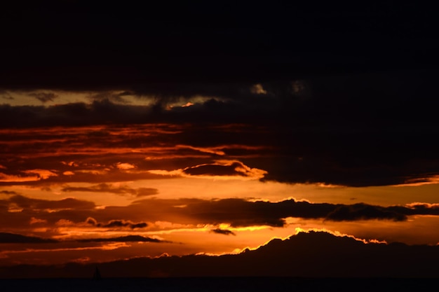 Schöner farbiger Sonnenuntergang