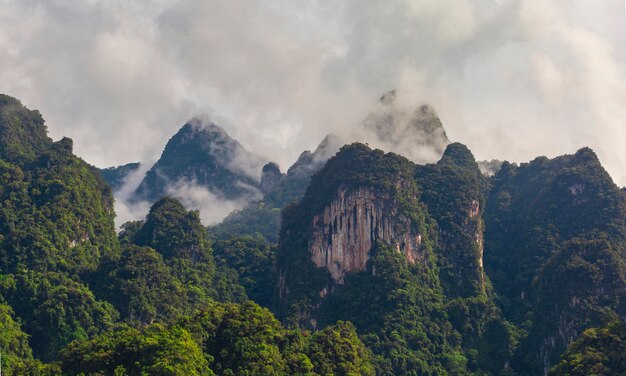 Schöner Feiertag in Nationalpark Khao Sok, Suratthani, Thailand