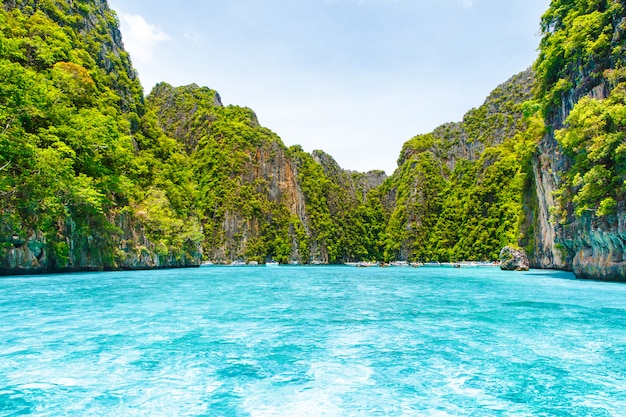 Schöner Felsenberg und kristallklares Meer bei Krabi