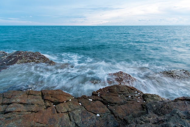 Foto schöner felsenstrand