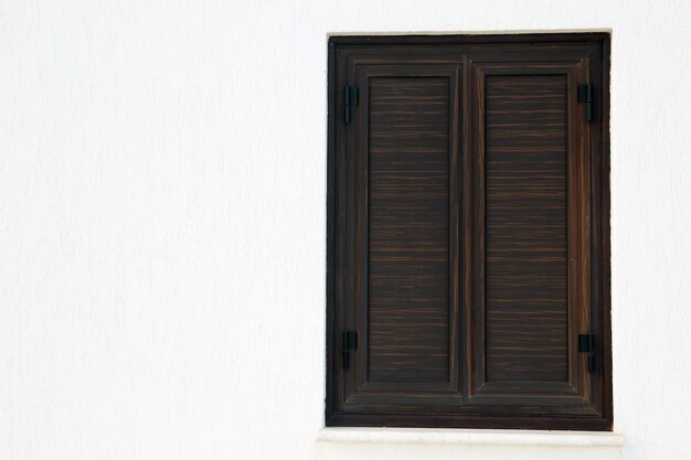 Schöner Fensterhintergrund mit Fensterläden auf der Natur in der Nähe des Meeres