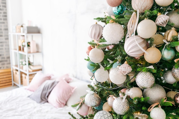 Schöner festlich geschmückter Raum mit Weihnachtsbaum und hellem Feuer