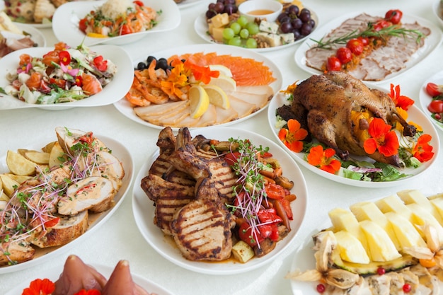 Schöner festlicher Tisch, der für das Abendessen zu Hause oder im Restaurant serviert wird