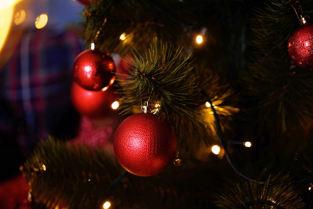 Schöner festlicher Weihnachtsdekor mit Lichtern, Weihnachtsbäumen, Bokeh, Spielwaren.
