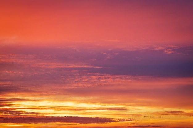 Schöner feuriger bunter Sonnenunterganghimmel.