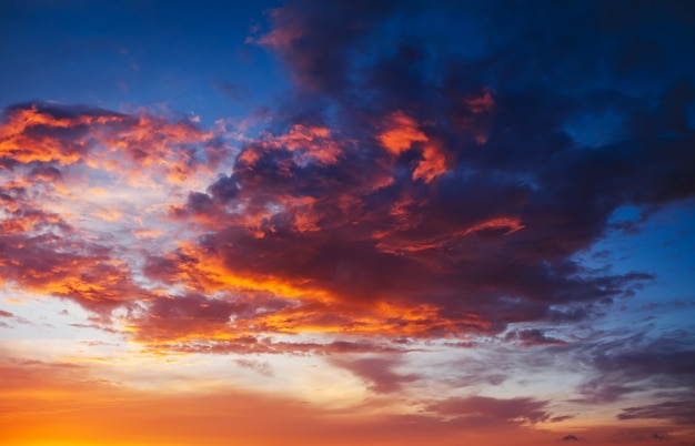 Schöner feuriger, orange und roter Sonnenunterganghimmel. Abend magische Szene. Zusammensetzung der Natur