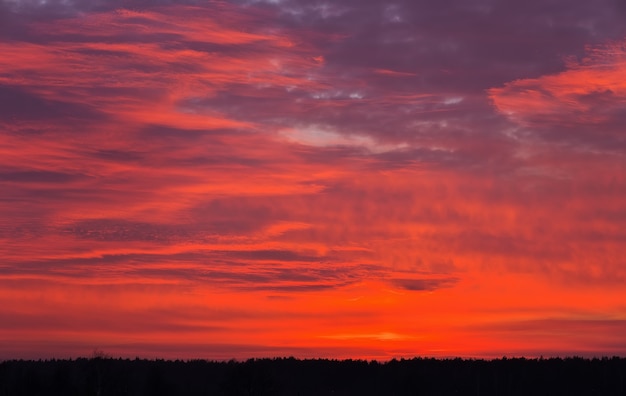 Schöner feuriger orangefarbener Himmel bei Sonnenuntergang oder Sonnenaufgang.