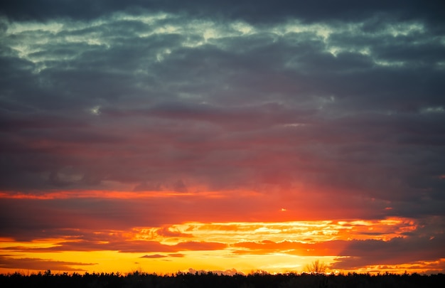 Schöner feuriger orangefarbener Sonnenuntergangshimmel als Hintergrund