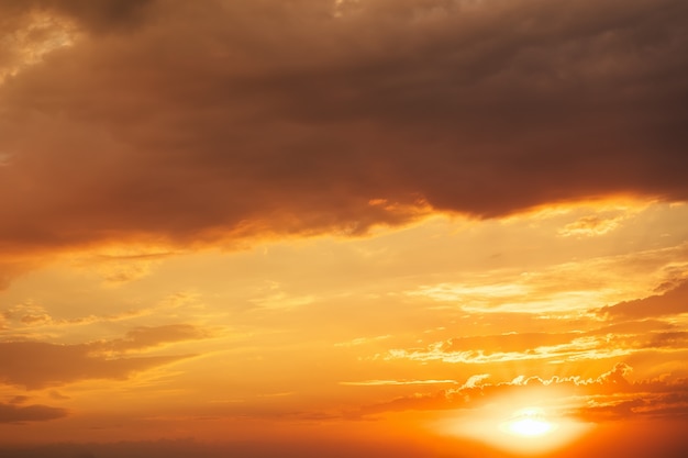 Schöner feuriger Sonnenunterganghimmel. Die Wolken werden bei Sonnenuntergang von der Sonne beleuchtet