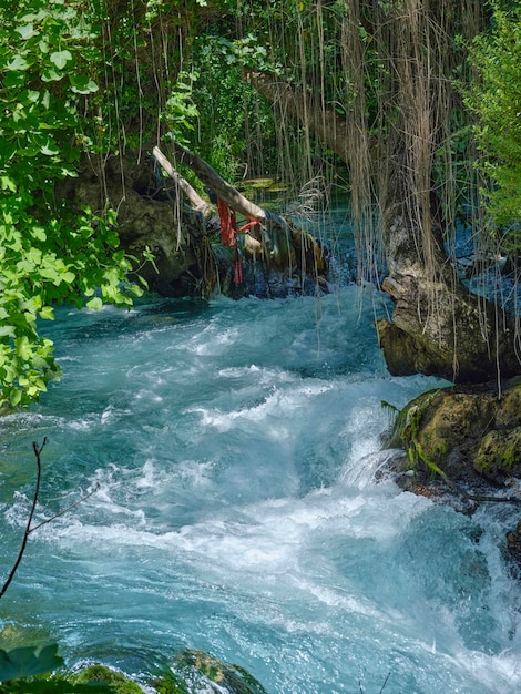 Schöner Fluss im Berg