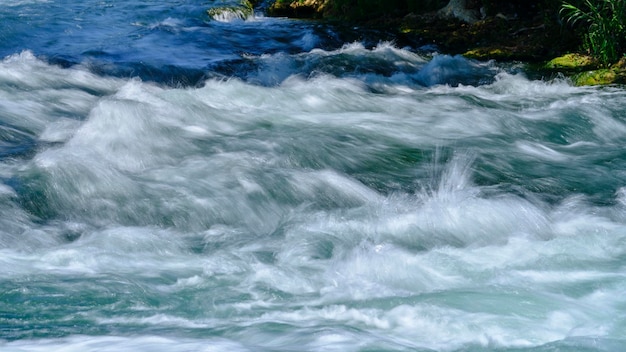 Schöner Fluss in der Natur