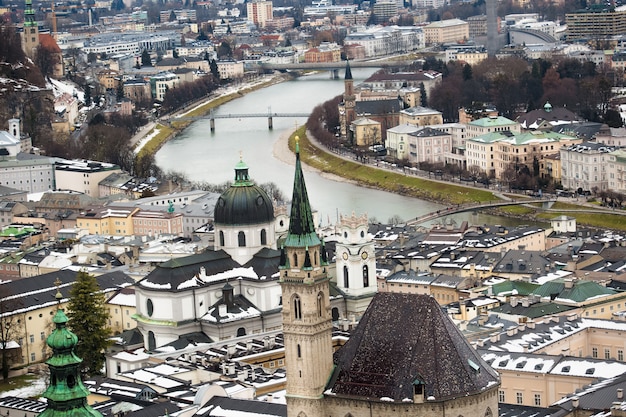 Schöner Fluss Salzach in Salzburg an kalten Wintertagen