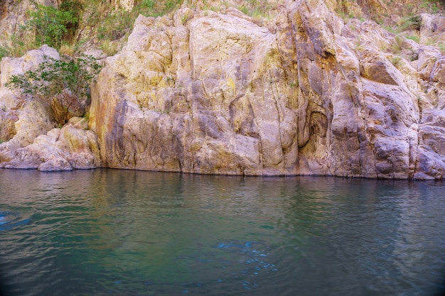 Schöner Fluss, umgeben von Felsen in der Schlucht von Somoto