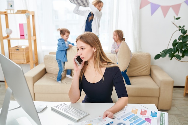 Foto schöner freiberufler, der zu hause arbeitet