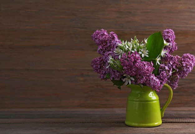 Schöner frischer Blumenstrauß auf Holzhintergrund