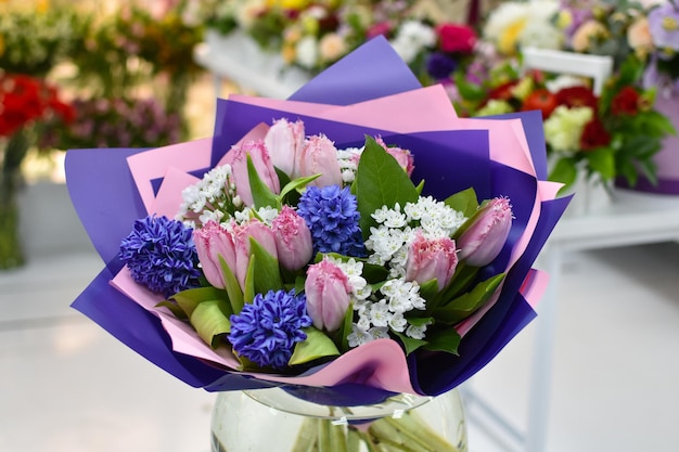 schöner frischer Strauß bunter Blumen Blumenlieferung aus einem Blumenladen Valentinstag