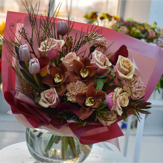 schöner frischer Strauß bunter Blumen Blumenlieferung aus einem Blumenladen Valentinstag