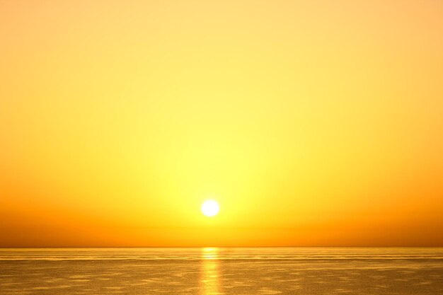 Schöner früher Sonnenuntergang auf dem Meereshintergrund