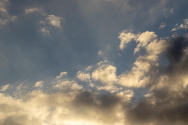 schöner Frühlingshimmel mit großen Wolken bedeckt extrem erstaunlicher dramatischer und apokalyptischer Himmel und