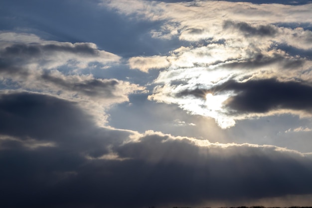 schöner Frühlingshimmel mit großen Wolken bedeckt extrem erstaunlicher dramatischer und apokalyptischer Himmel