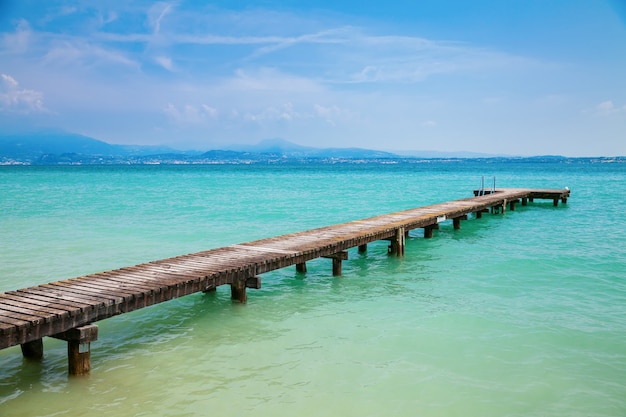 Schöner Gardasee mit langer Seebrücke, Italien