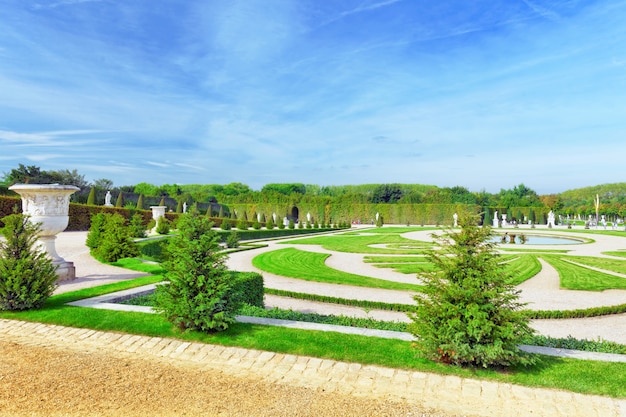 Schöner Garten in einem berühmten Schloss Versailles, Paris, Frankreich