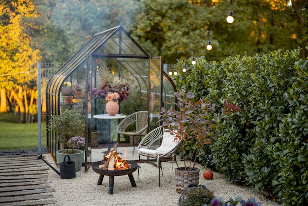 Schöner Garten mit Kamin und Gewächshaus