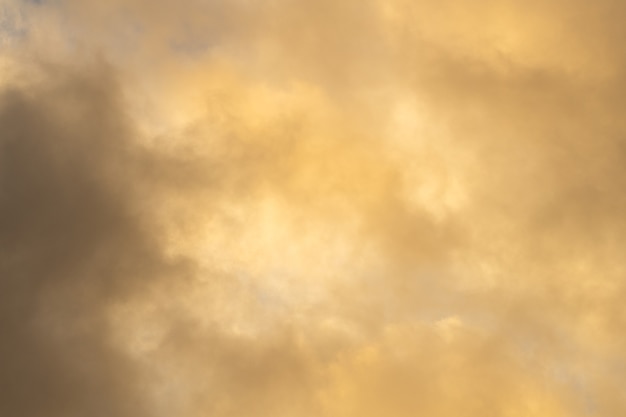 Schöner gelber Himmel mit Wolken bei Sonnenuntergang. Hintergrund für Designer