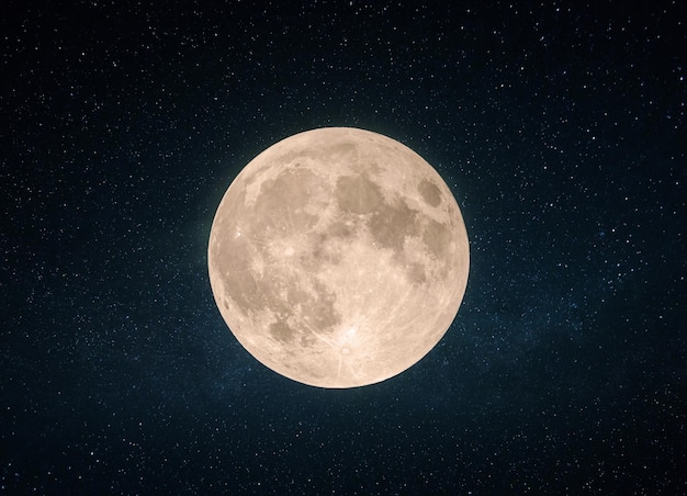 Schöner gelber Vollmond mit Kratern am Sternenhimmel.