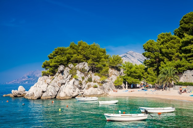 Schöner gemütlicher Podrace Strand in Brela, Makarska Riviera, Kroatien