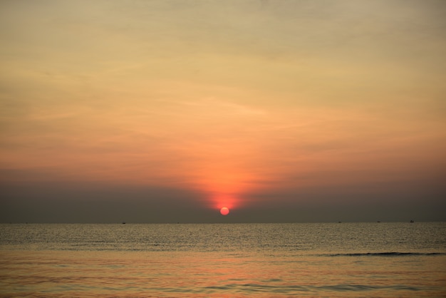 Schöner goldener Himmel und Sonne